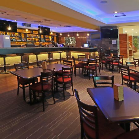 Holiday Inn & Suites Plaza Mayor By Ihg Леон Екстериор снимка