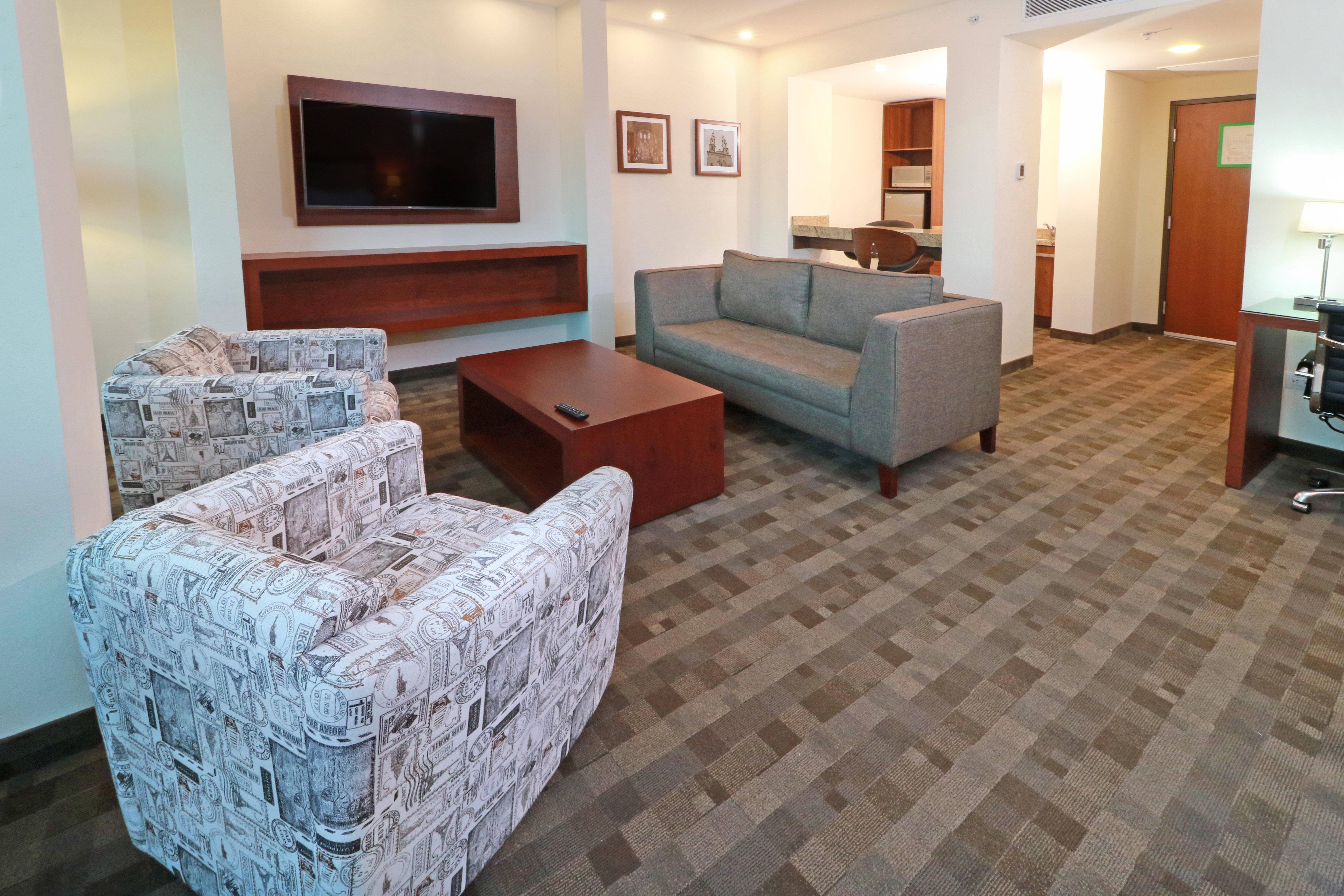 Holiday Inn & Suites Plaza Mayor By Ihg Леон Екстериор снимка