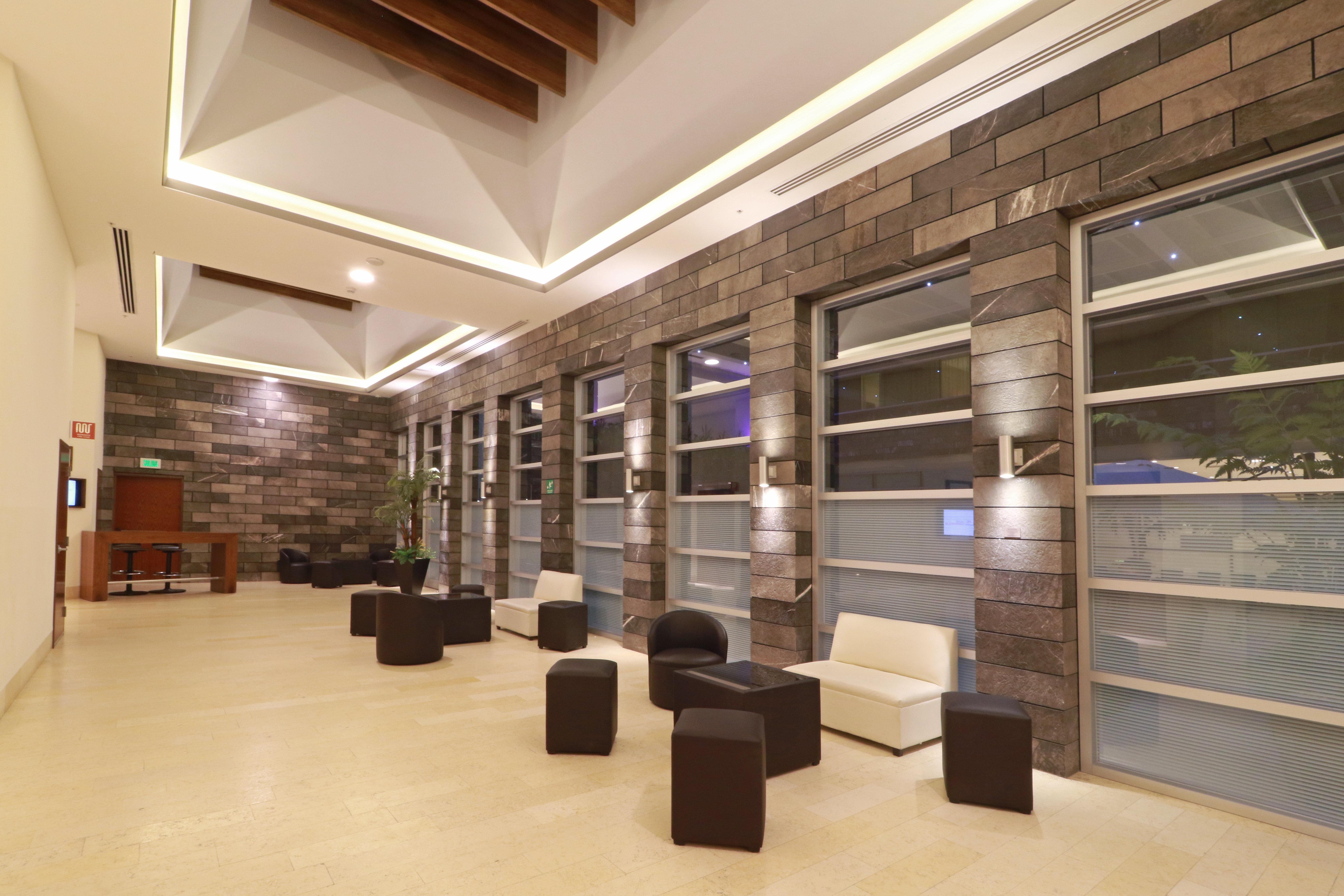Holiday Inn & Suites Plaza Mayor By Ihg Леон Екстериор снимка