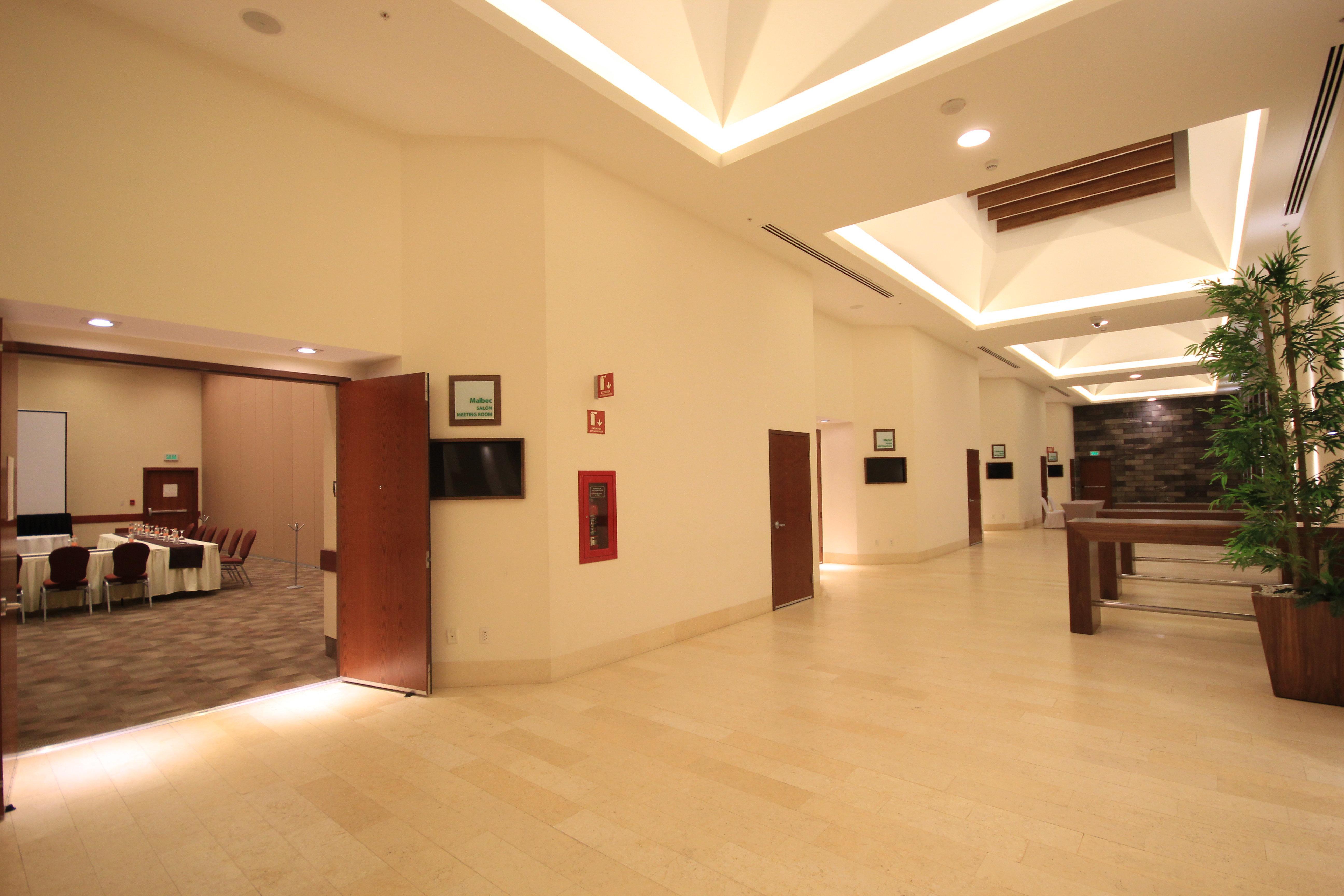 Holiday Inn & Suites Plaza Mayor By Ihg Леон Екстериор снимка