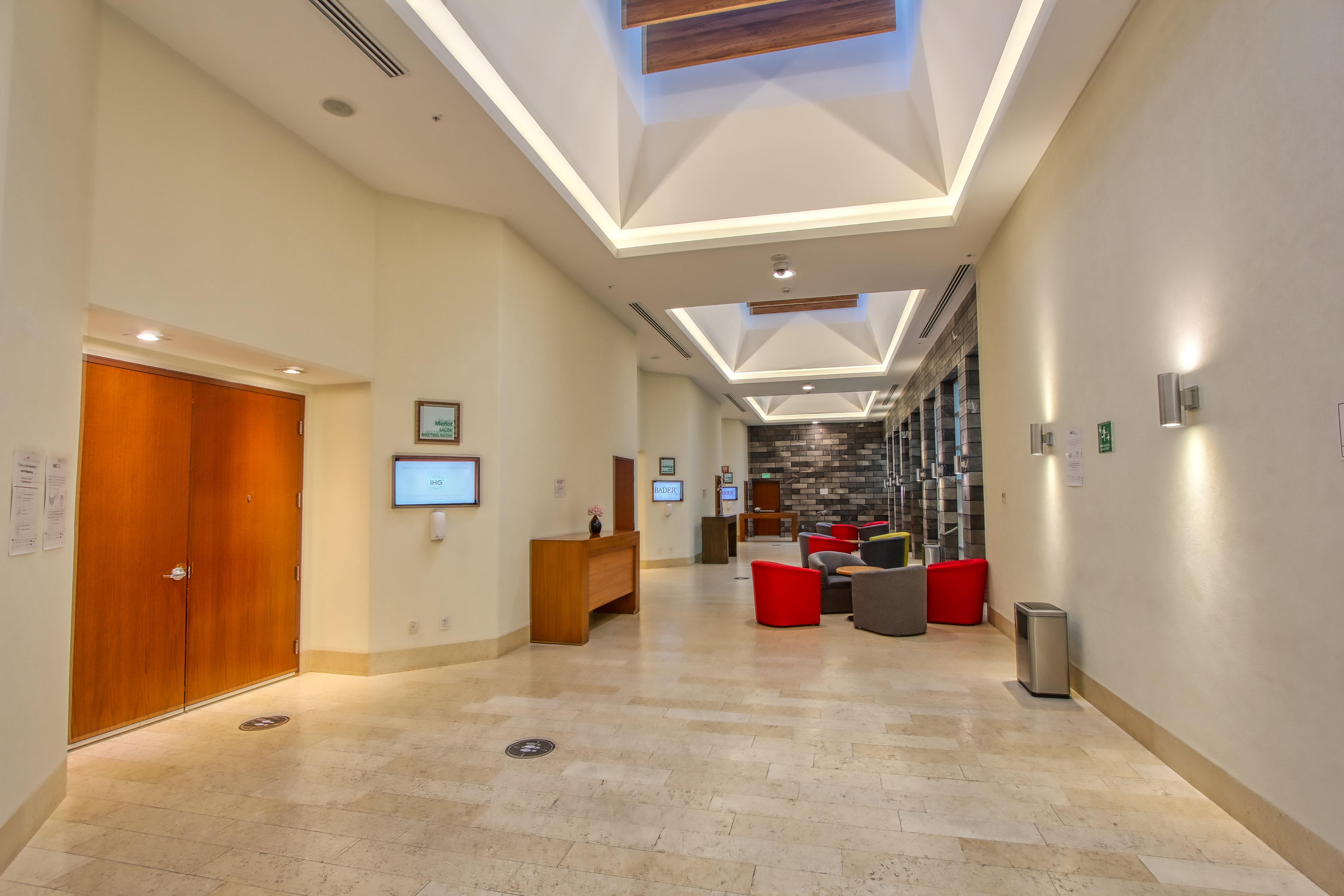 Holiday Inn & Suites Plaza Mayor By Ihg Леон Екстериор снимка