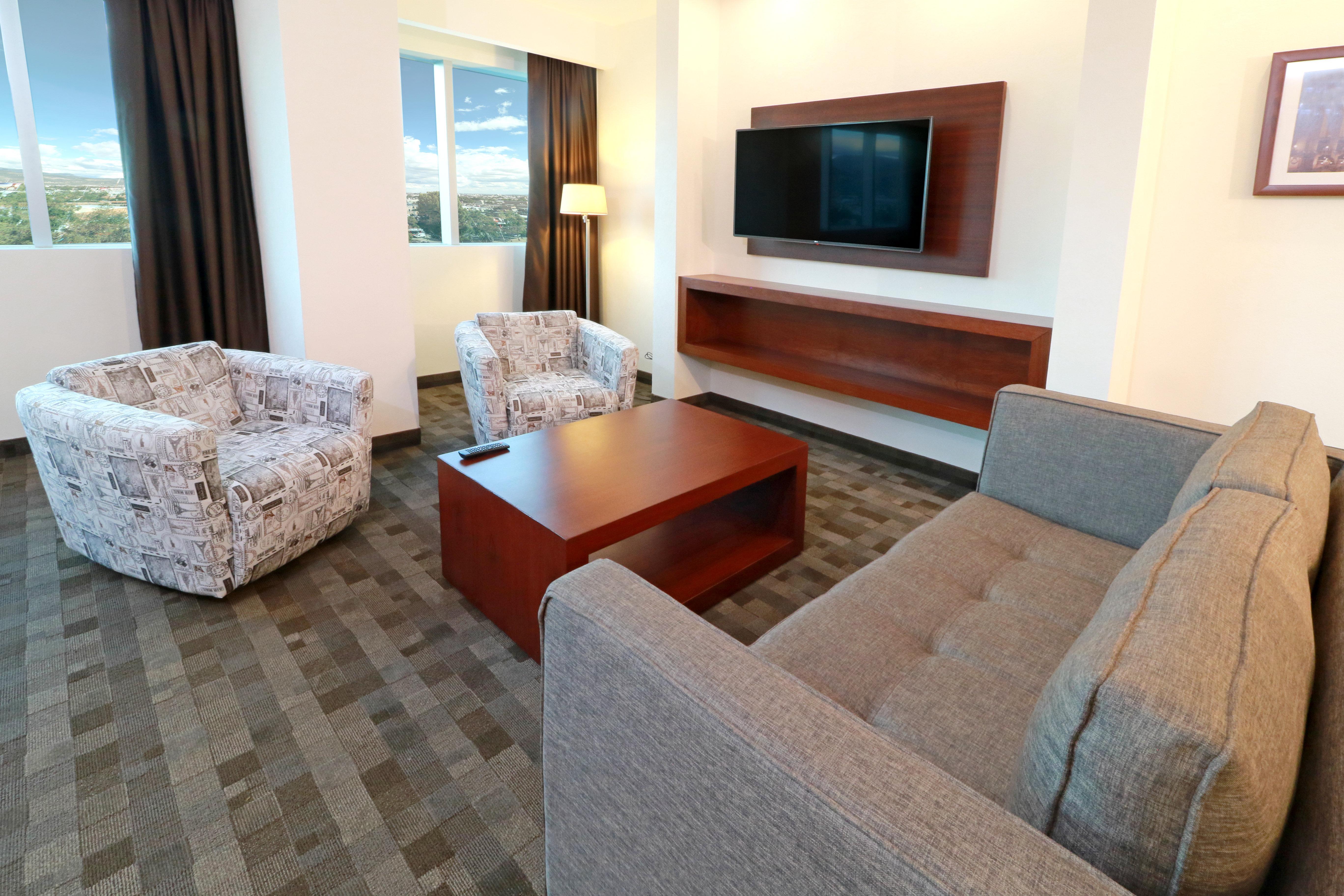 Holiday Inn & Suites Plaza Mayor By Ihg Леон Екстериор снимка