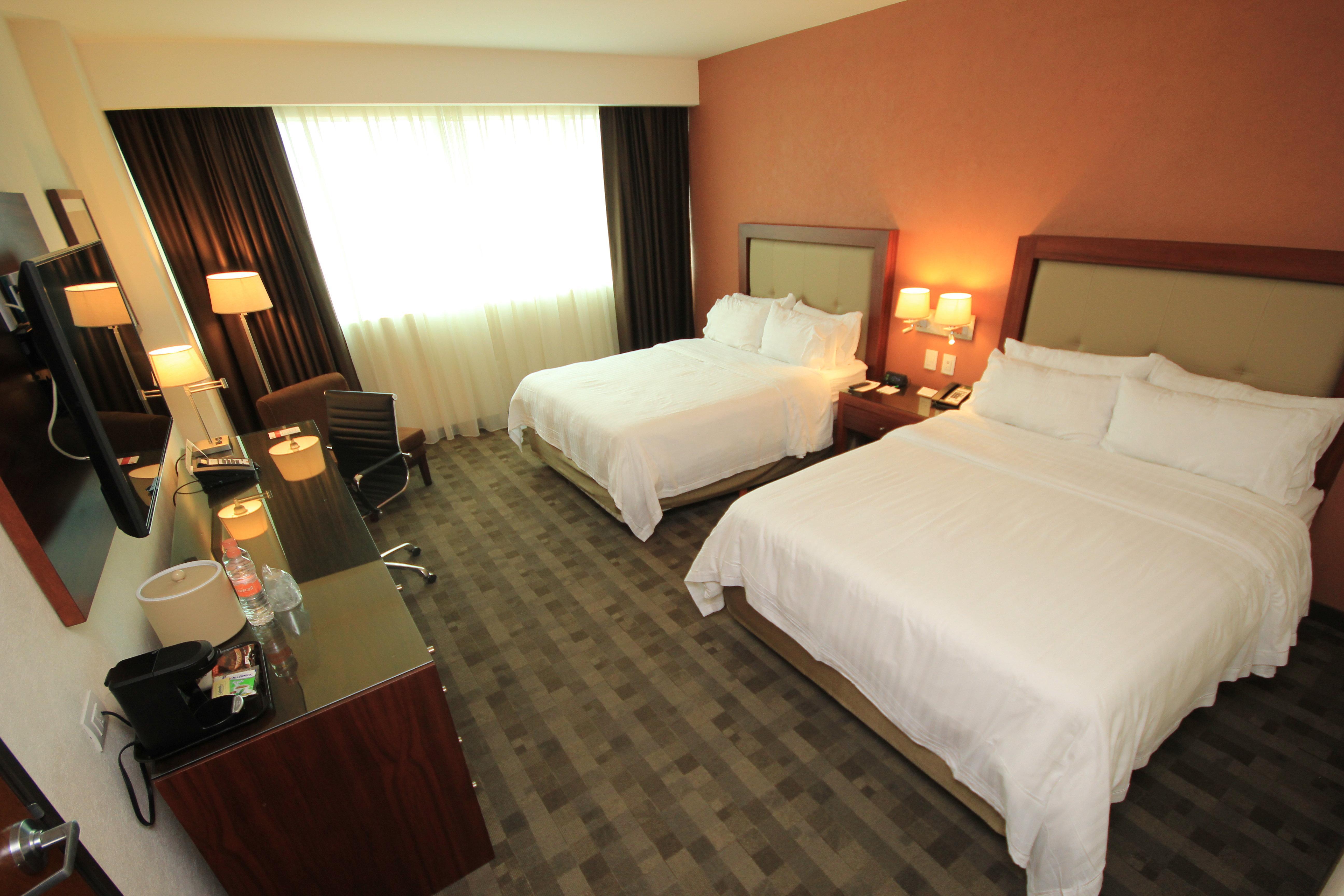 Holiday Inn & Suites Plaza Mayor By Ihg Леон Екстериор снимка
