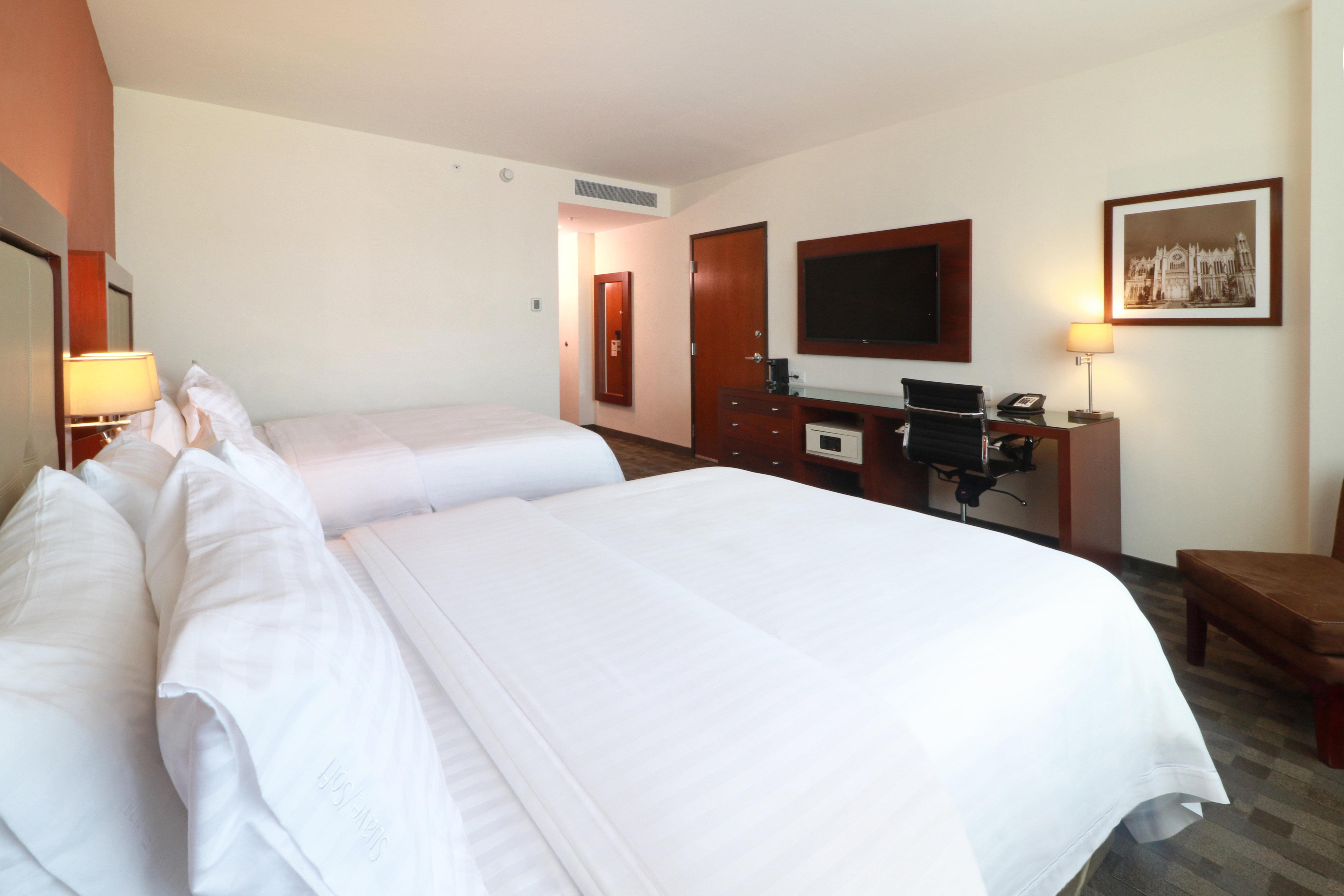 Holiday Inn & Suites Plaza Mayor By Ihg Леон Екстериор снимка